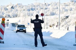 Počet žádostí o azyl klesl v Německu za loňský rok více než o polovinu - Novinky
